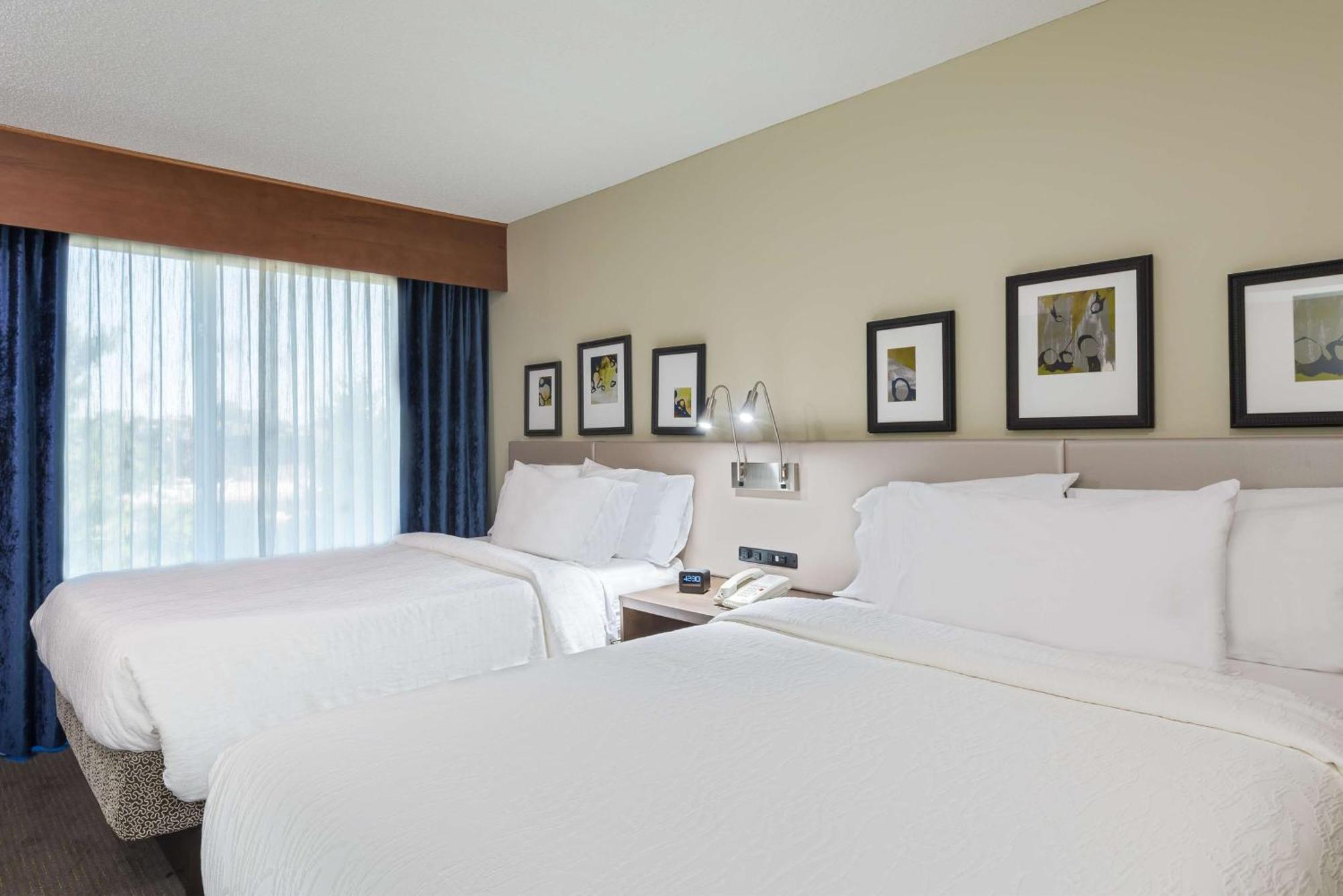 Hilton Garden Inn Westbury Eksteriør billede